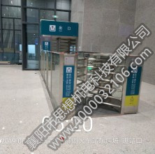 柳州站矩形、半高單向門和護欄